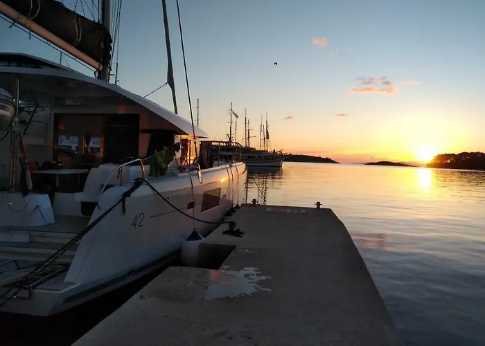 Luxury Catamaran Lagoon 42, Ac & Gn